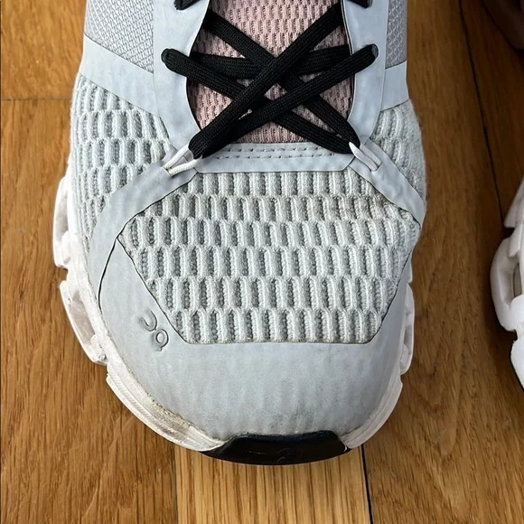 On Running Black and White Athletic Shoes Sleek Design - Picture 5 of 10